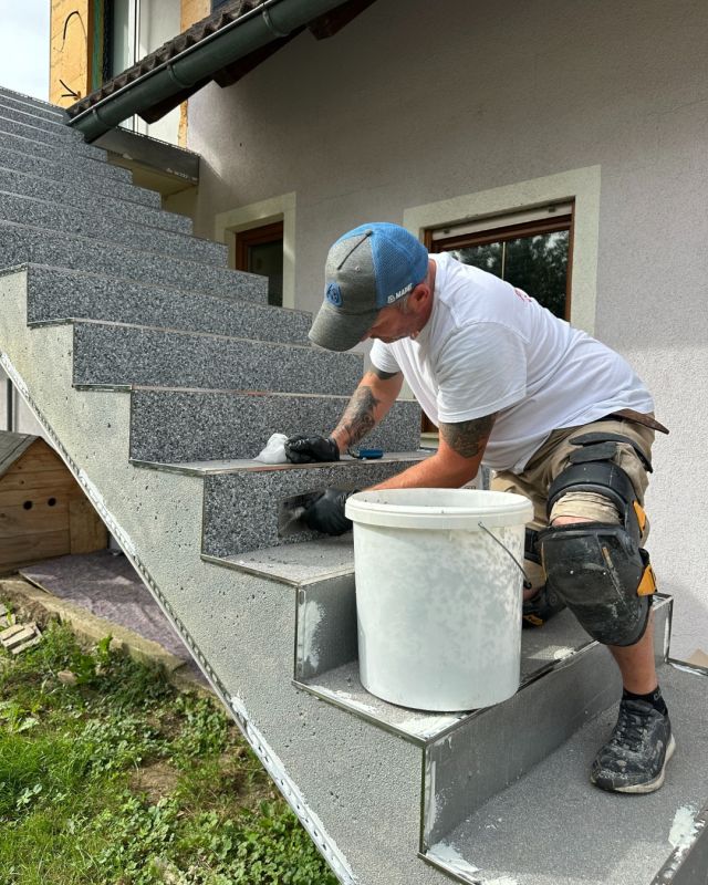✨ Mit einem hochwertigen Steinteppich haben wir diese Stiege und den angrenzenden Balkon nicht nur optisch aufgewertet, sondern auch funktional auf ein neues Level gebracht.

Ein Steinteppich ist die perfekte Lösung, wenn Ästhetik und Technik Hand in Hand gehen sollen. 💡

#wolfart #bodenbeschichtungen #graz #epoxy #industrieboden #epoxidharz #steinteppich #fugenlos #Qualitätsboden #handwerk #beschichtungen #reel #goodtoknow