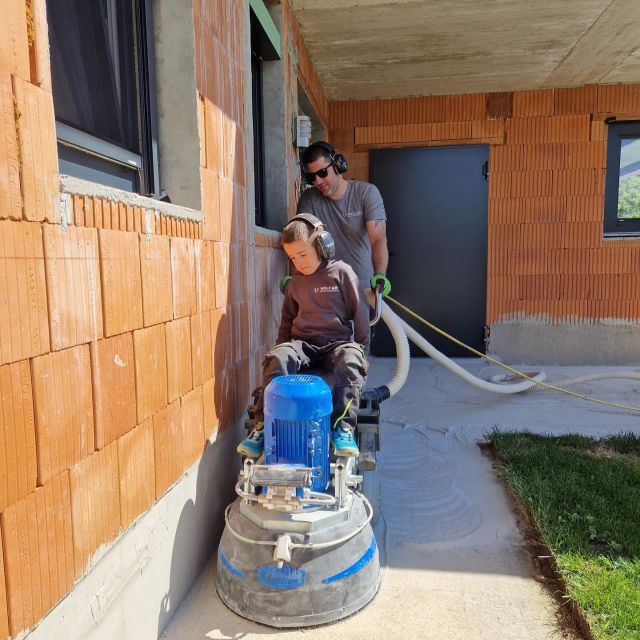 Chefsache – im doppelten Sinn 🐺💪🏻

Willi und Sohn Fabio beim gemeinsamen Schleifen einer Bodenplatte. Früh übt sich, wer ein echter Wolf werden will! 😎

Bei uns zählt nicht nur Qualität im Handwerk, sondern auch Herz, Teamgeist und Leidenschaft für das, was wir tun.

#WolfArt #bodenbeschichtung #handwerk #vaterundsohn #team #teamwork