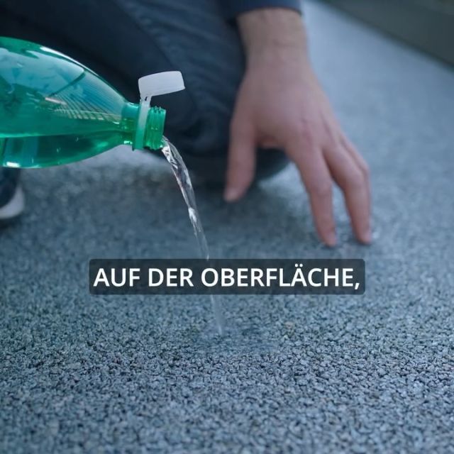 💧Natursteinteppich: Wasser versickert, Frost hat keine Chance

Wie man im Video sieht, läuft das Wasser oberflächlich ab und rinnt kontrolliert bei der Tropfkante ab.
👉 Keine stehende Nässe = kein Gefrieren, keine Frostschäden

Das ist der entscheidende Vorteil bei stark beanspruchten Außenflächen wie Balkonen oder Stiegen.
☀️ Der Sommer kommt näher – also jetzt anfragen & rechtzeitig starten!

#wolfart #bodenbeschichtungen #graz #epoxy #industrieboden #epoxidharz #steinteppich #fugenlos #Qualitätsboden #handwerk #beschichtungen #reel #goodtoknow